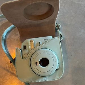 Baby blue Fuji Insta Mini 9 with an instamax lens 60mm. Case included.